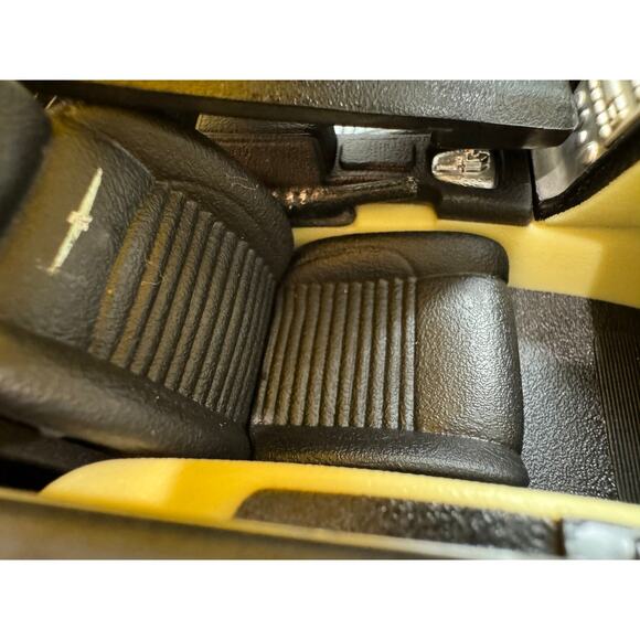 Maisto Yellow Thunderbird Show Car, Premiere Collection, 1:18 Scale - Picture 7 of 10